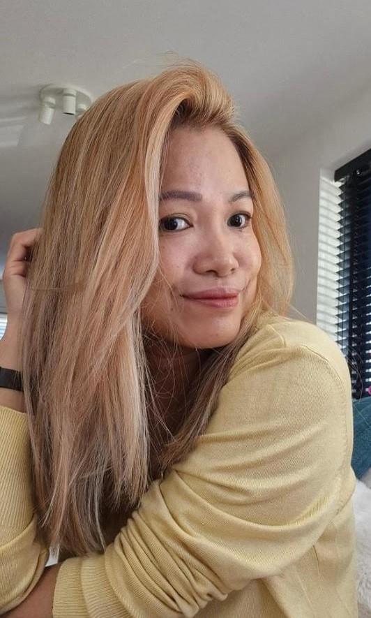 Customer Dina, we offer a personal experience and professional coloring techniques that make your hair glow.