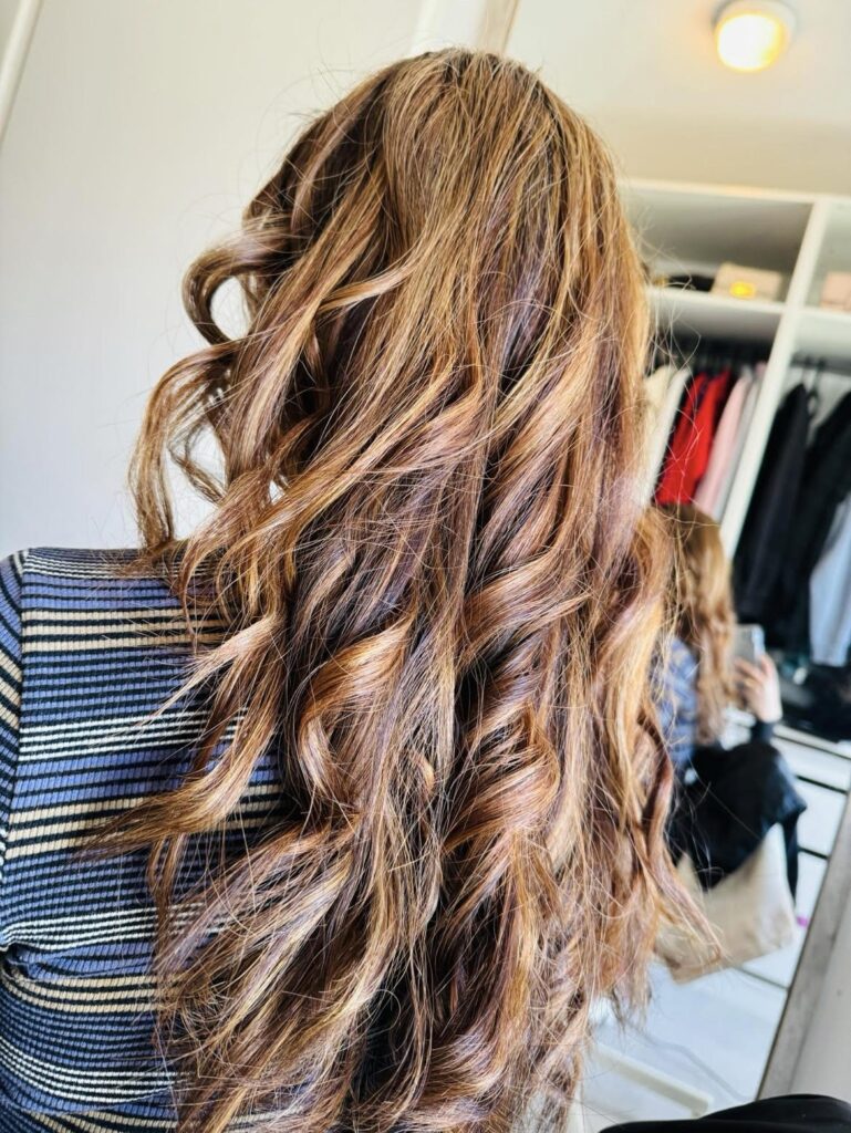 Customer Divina, we offer a personal experience and professional coloring techniques that make your hair glow.